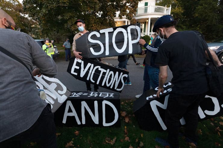 הפגנה נגד פינוי שוכרי דירות דיירים ב מסצ'וסטס ארה"ב