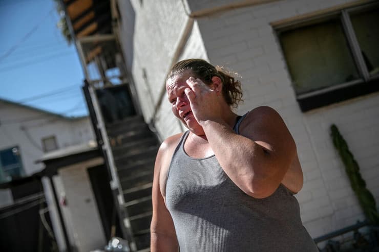 אם חד הורית ב פיניקס אריזונה ארה"ב בוכה לאחר שקיבלה הוראת פינוי גירוש דיירים שוכרי דירות 