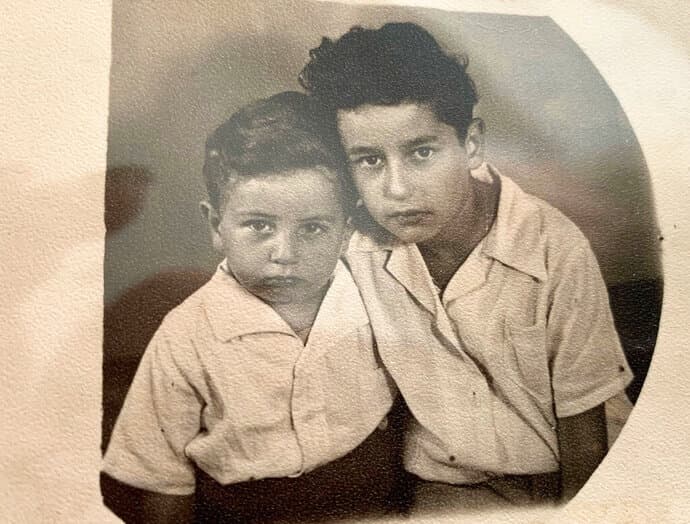 האחים וניצולי השואה מוטי אייזנברג משמאל, וישראל "סשה" אייזנברג מצטלמים במחנה העקורים חליין באוסטריה בשנת 1949.