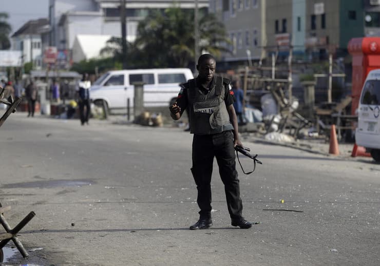 שוטר ב לאגוס ניגריה הפגנות הפגנה