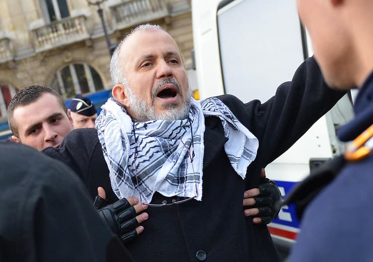 ארכיון 2012 עבד אל-חקים פעיל איסלאמיסטי תומך חמאס ב צרפת שנעצר במסגרת חקירת ה פיגוע שבו נרצח מורה
