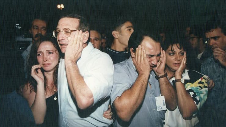 אנשים המומים אחרי פטירת יצחק רבין ז"ל