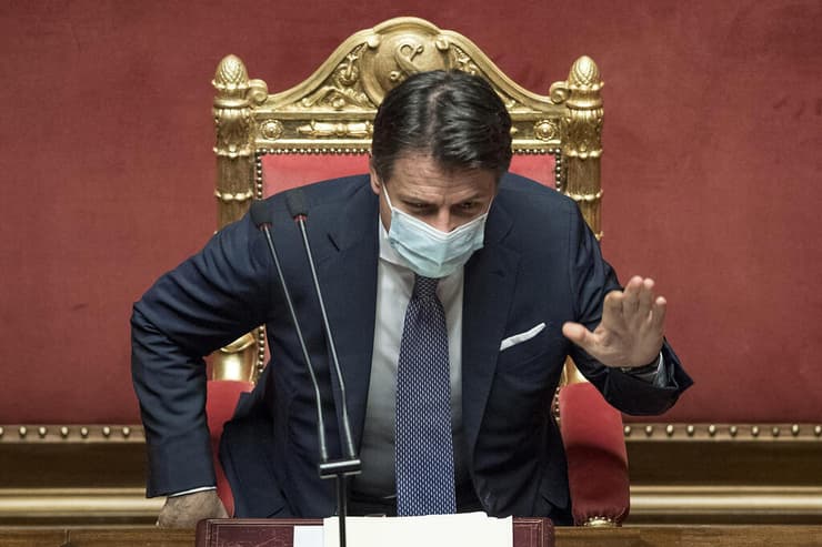ראש ממשלת איטליה ג'וזפה קונטה עם מסכה בדיון על קורונה ב פרלמנט האיטלקי