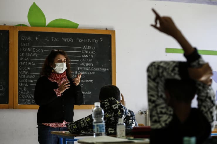 ילדים תלמידים מורה ב בית ספר ליד רומא ב איטליה לימודים בזמן קורונה עם מסכה מסכות