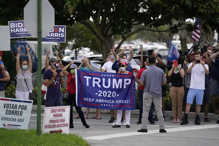 תומכי דונלד טראמפ מחוץ ל קלפי ווסט פאלם ביץ' פלורידה בחירות ארה"ב