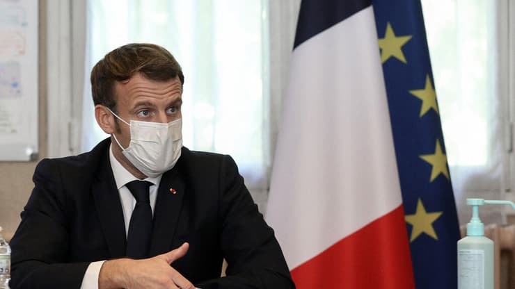 נשיא צרפת עמנואל מקרון עם מסכה ב ביקור ב בית חולים ליד פריז קורונה