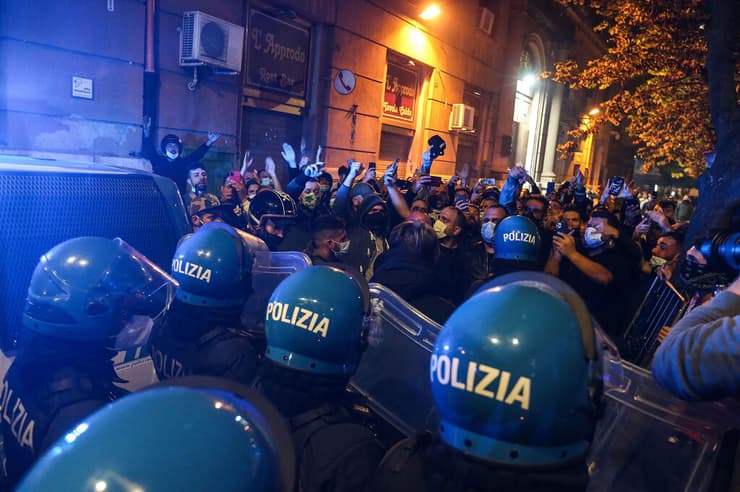 עימותים  הפגנות ב קמפניה ב איטליה נגד הגבלות קורונה
