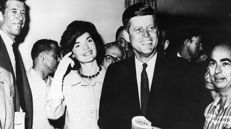 "היא חשבה שפוליטיקה משעממת". ג'ון וג'קלין קנדי