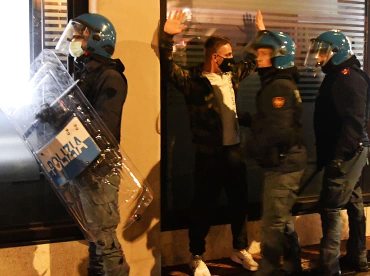 הפגנה מהומות על הגבלות קורונה עוצר לילי רומא איטליה