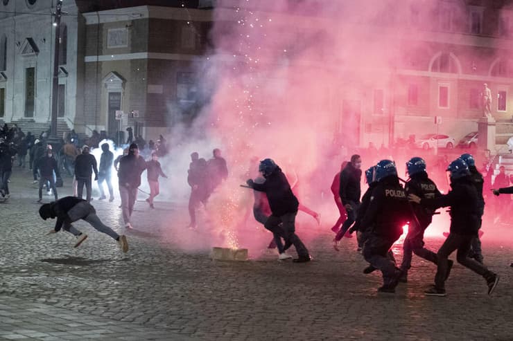עימותים הפגנות ב פיאצה דל פופולו רומא איטליה ימין קיצוני פורצה נובה נגד הגבלות ה קורונה