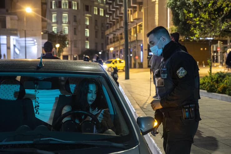 יוון אתונה קורונה אכיפת העוצר הלילי עוצר לילי משטרה שוטר אכיפה