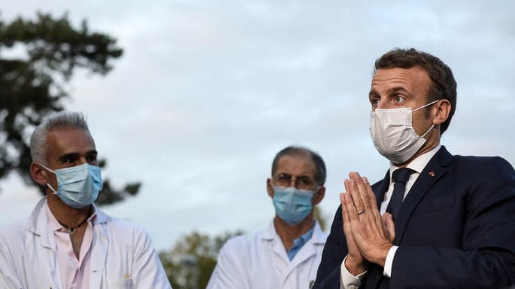 נשיא צרפת עמנואל מקרון קורונה מסכה ביקור ב בית חולים ב פונטואז