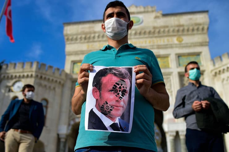 הפגנה נגד עמנואל מקרון ו צרפת ב איסטנבול טורקיה