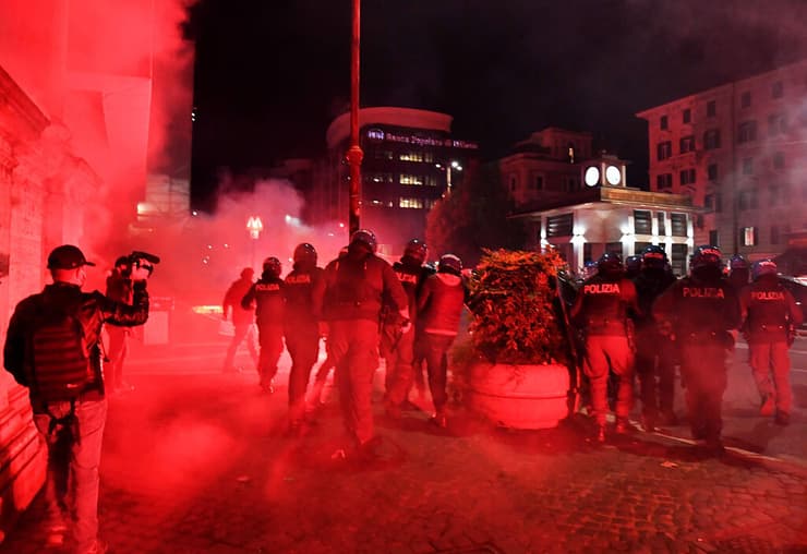 הפגנה מהומות על הגבלות קורונה עוצר לילי רומא איטליה