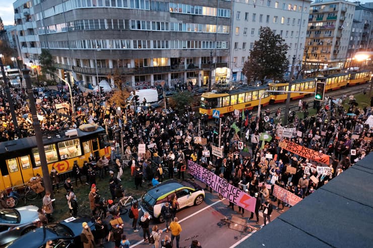 הפגנה נגד החלטת בית המשפט על הפלות פולין ורשה