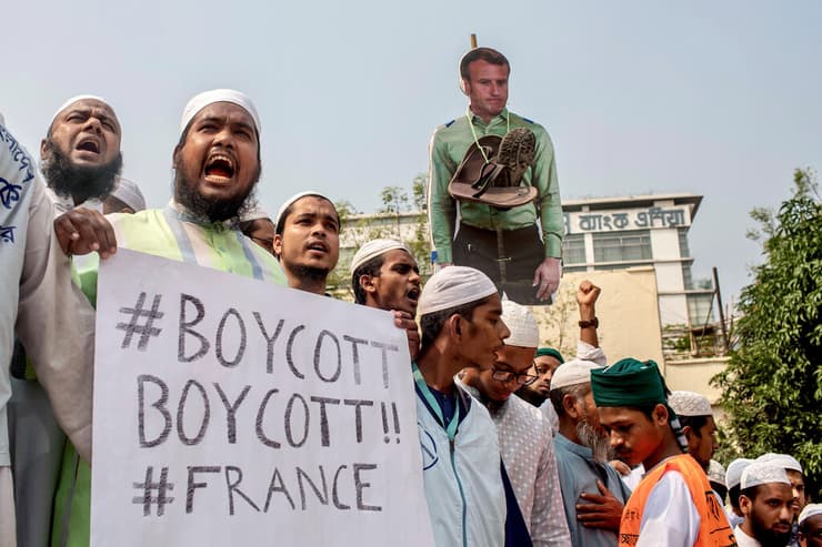 בנגלדש דאקה הפגנה מחאה נגד צרפת עמנואל מקרון