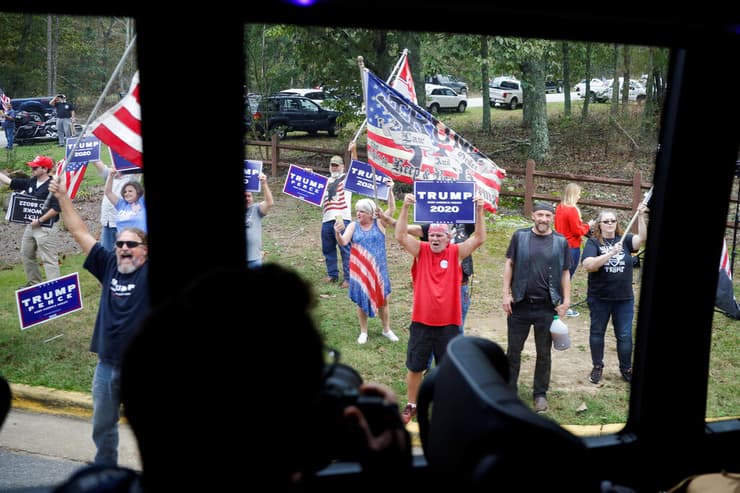 ארה"ב בחירות ג'ו ביידן תומכים של דונלד טראמפ מפגינים מול השיירה של ביידן ג'ורג'יה