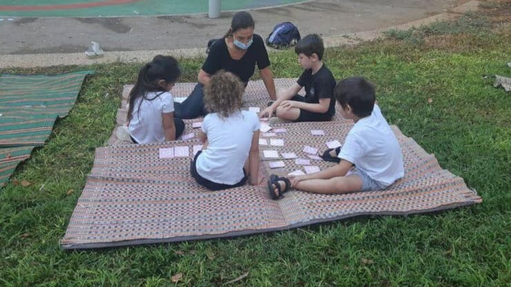 ילדים לומדים בגינה הסמוכה לבית הספר ברעננה