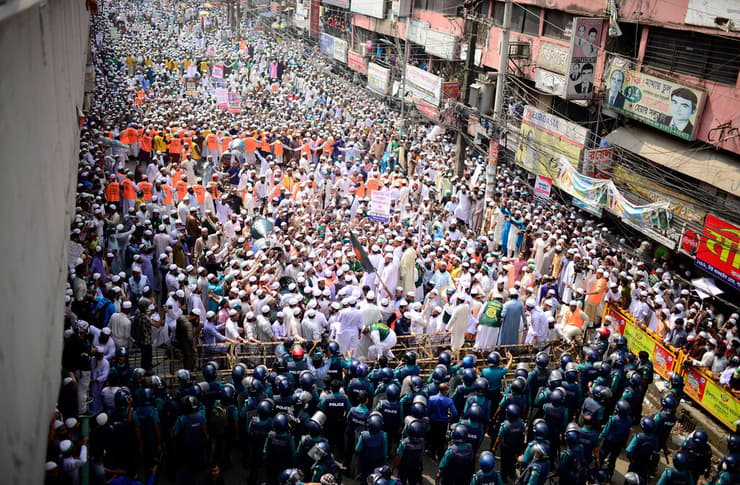 בנגלדש דאקה הפגנה מחאה נגד צרפת עמנואל מקרון