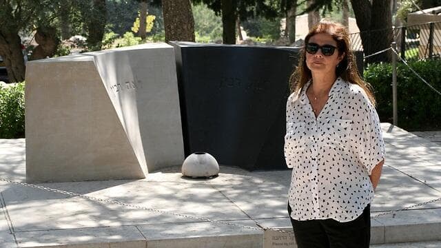 דליה רבין ליד קבר הוריה