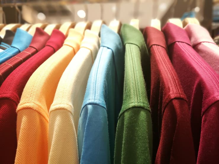 בגדים בצבעים שונים