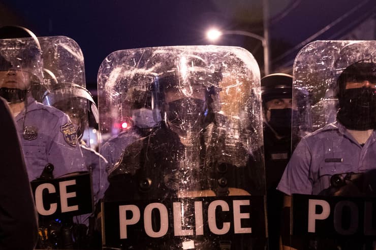 הפגנה מהומות ב פילדלפיה לילה שני של מחאה ירי משטרתי וולטר וואלאס צעיר שחור ארה"ב