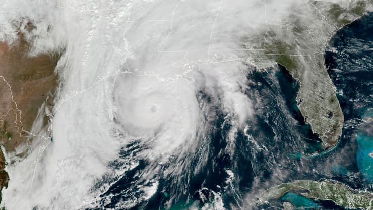 סופה הוריקן זטא ב מי מפרץ מקסיקו בדרך ל ארה"ב 