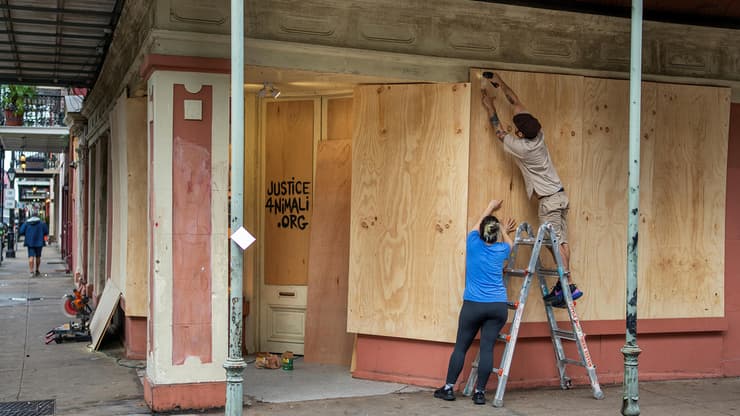 ממגנים חנויות ב ניו אורלינס ב ארה"ב לקראת סופה הוריקן זטא