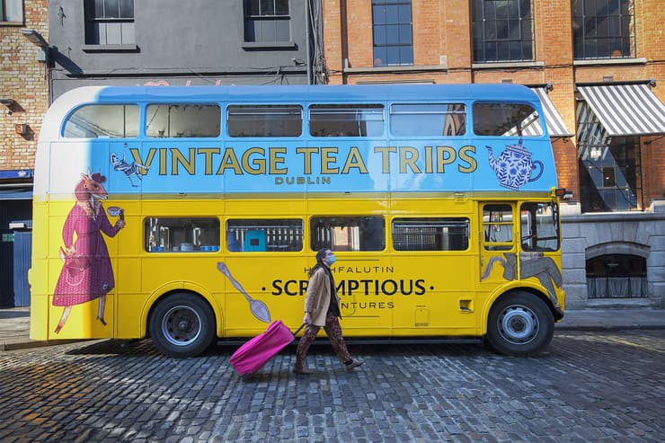 ההשפעה הבריטית ניכרת גם כיום. סיורי תה באוטובוס דו-קומתי