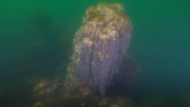 סלע גדול ובולט על קרקעית האגם
