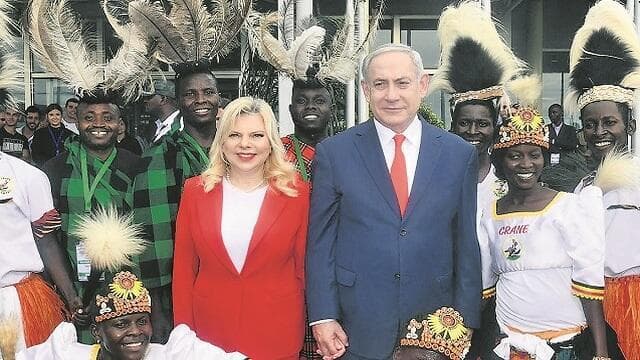 בני הזוג נתניהו בביקורם באוגנדה בפברואר השנה, שבמהלכו נערכה הפגישה החשאית בין ראש הממשלה לראש המועצה הצבאית של סודן