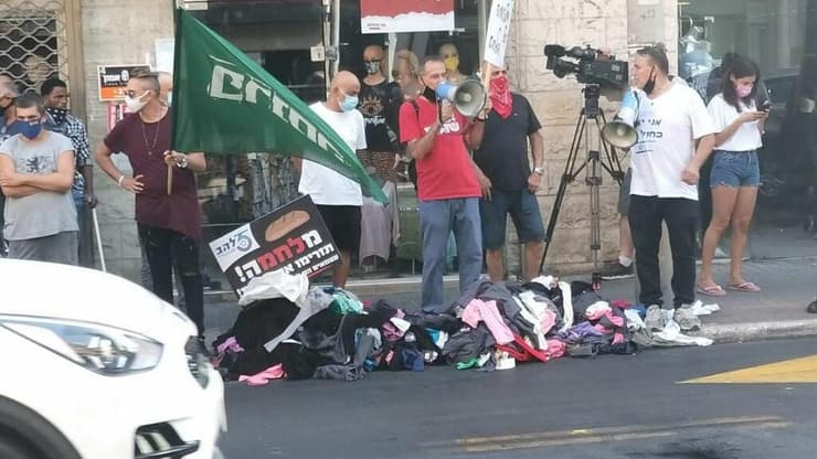 עודד בבאי בהפגנה מחוץ לחנות שלו בת"א