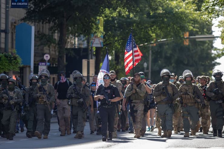 מפגיני ימין למען הזכות לשאת נשק, בראשות חבר תנועת "בּוּגַלוֹ בּוֹיז", צועדים בריצ'מונד, וירג'יניה, 18 באוגוסט 