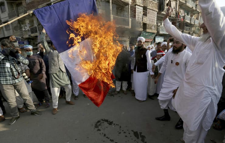 שריפת דגלי צרפת בפקיסטן