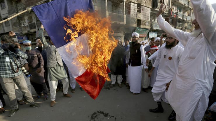 שריפת דגלי צרפת בפקיסטן