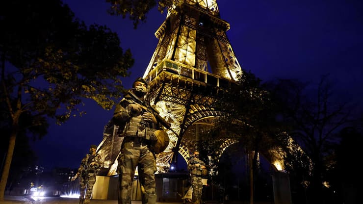 חיילים צרפתים במגדל אייפל בפריז. חשש מפיגועים נוספים