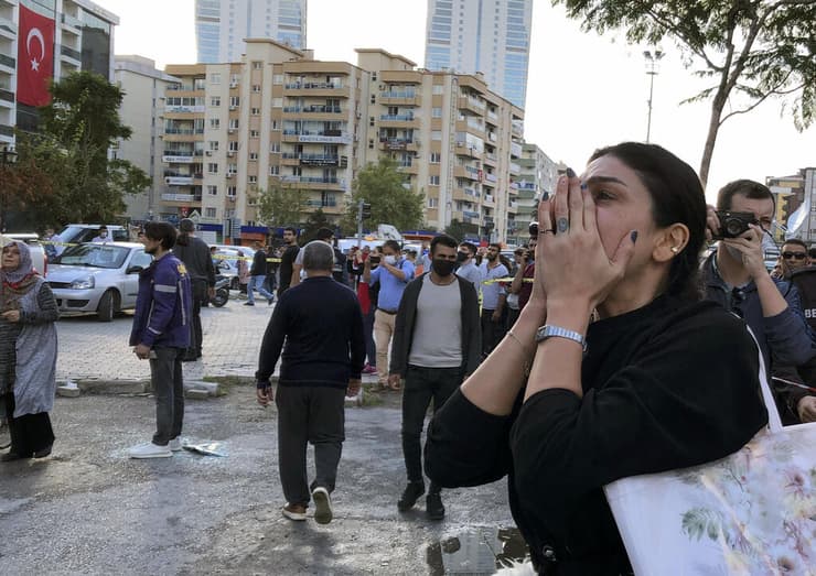 אישה צופה בבניינים הרוסים באיזמיר טורקיה
