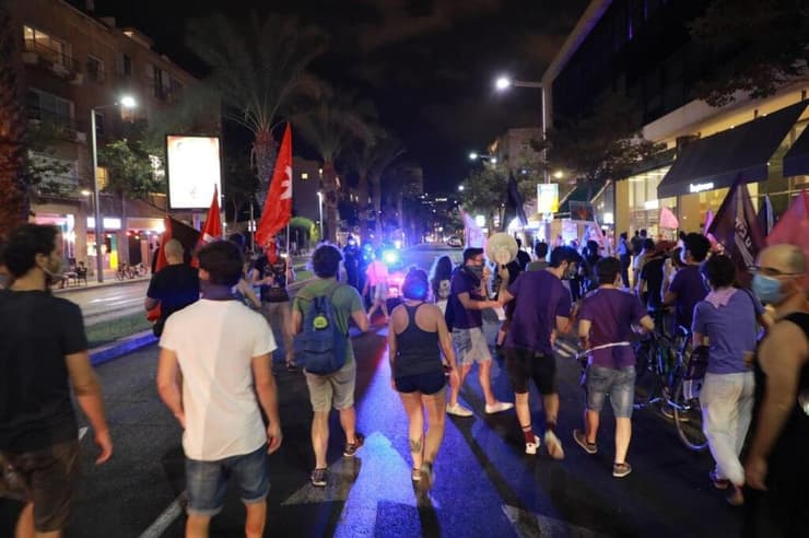 הפגנה וצעדה נגד בנימין נתניהו בכיכר הבימה בתל אביב
