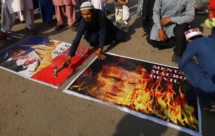 כרזות נגד מקרון בפקיסטן