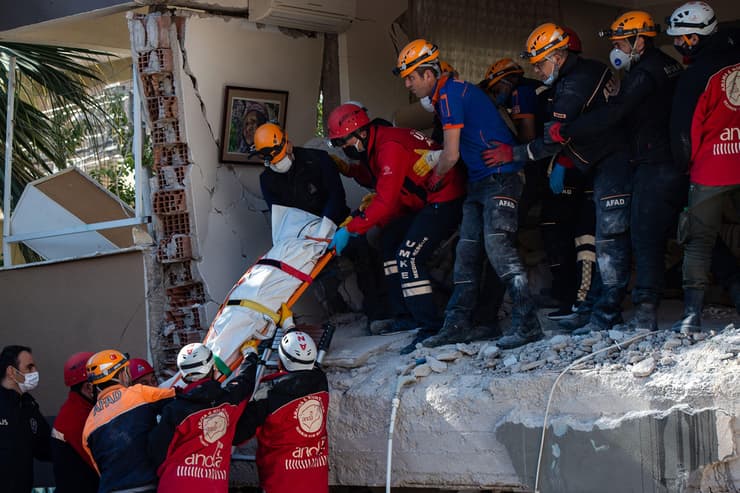 פעולות חילוץ ב איזמיר טורקיה אחרי רעידת אדמה