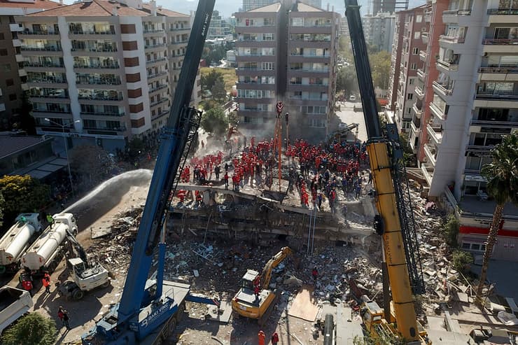 פעולות חילוץ ב איזמיר טורקיה אחרי רעידת אדמה