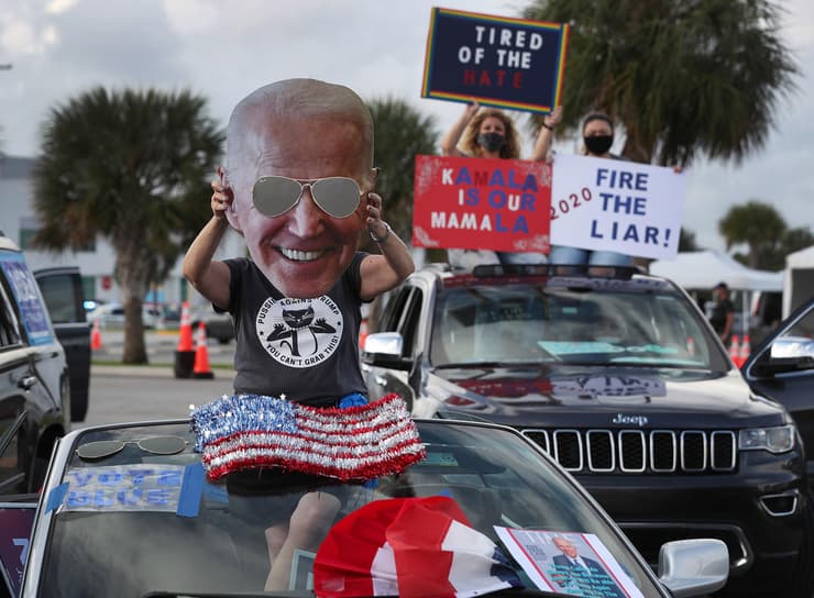 תמונת קרטון של ג'ו ביידן ב אירוע בחירות של קמלה האריס ב פאלץ ביץ' פלורידה ארה"ב