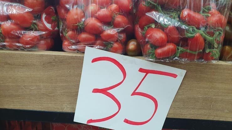 ירקניות מוכרות עגבניות שרי ב-35 שקל לק"ג 