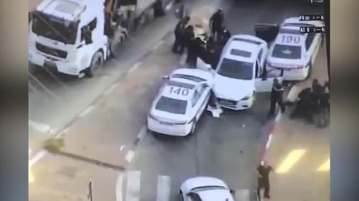 משטרת ישראל עצרה שני חשודים שנמלטו משוטרים והתנגשו במחסום משטרתי בסמוך לרמלה