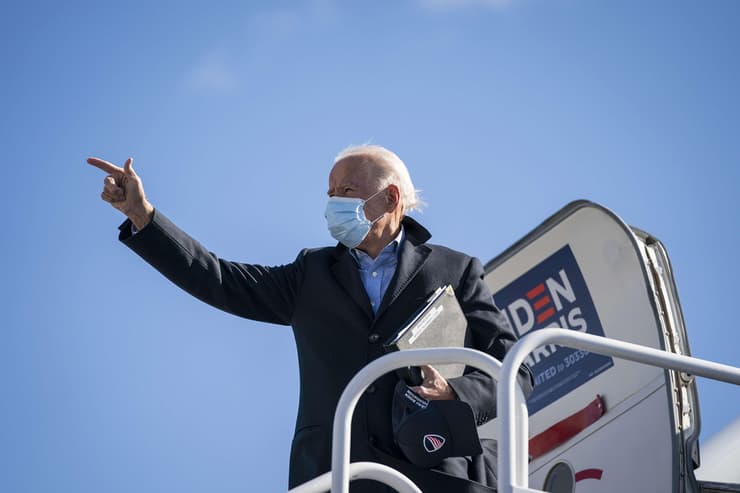 ארה"ב ג'ו ביידן עולה ל מטוס הקמפיין שלו ב דלאוור לסבב עצרות