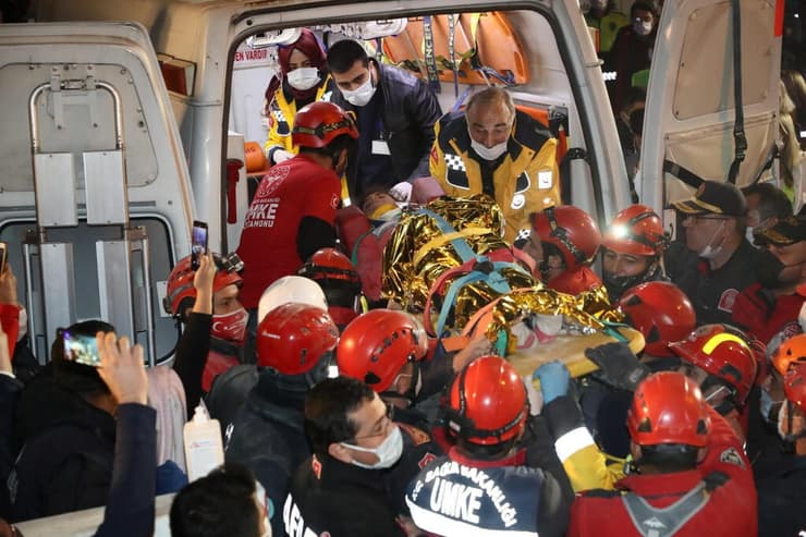 אידיל ילדה חולצה מהריסות בניין טורקיה איזמיר