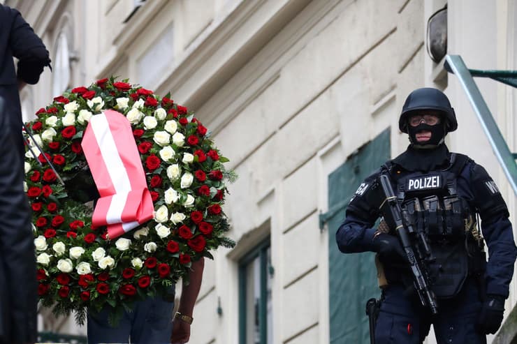 פרחים לזכר הקורבנות ותגבור כוחות הביטחון בוינה לאחר מתקפת הטרור