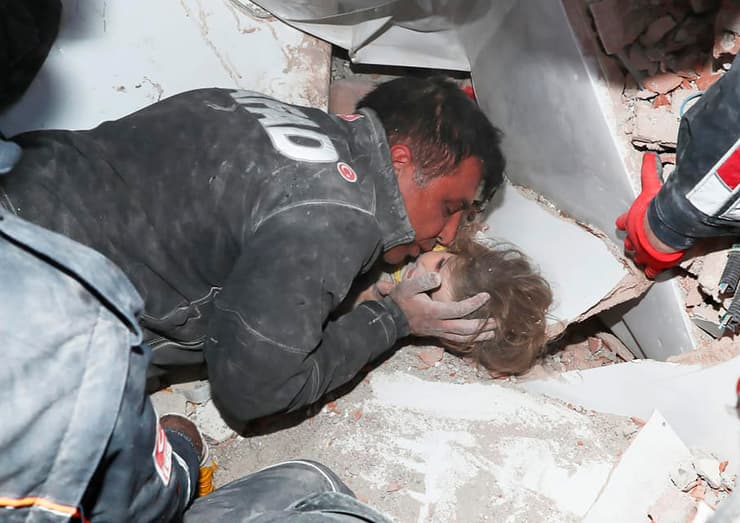 איידה גזגין ילדה שחולצה מההריסות ב איזמיר טורקיה ארבעה ימים לאחר רעידת אדמה 