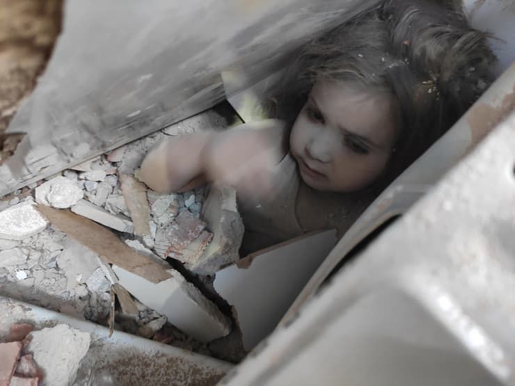 איידה גזגין ילדה שחולצה מההריסות ב איזמיר טורקיה ארבעה ימים לאחר רעידת אדמה 