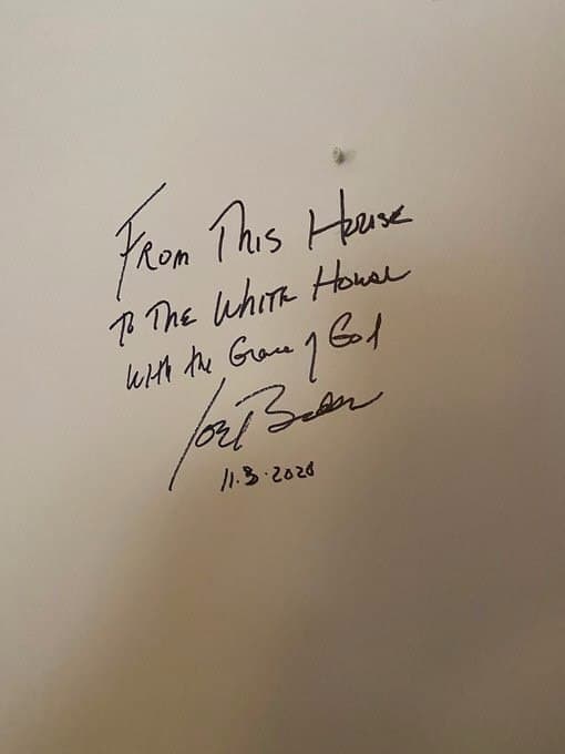 ג'ו ביידן כותב על קיר בית ילדותו סקרנטון פנסילבניה